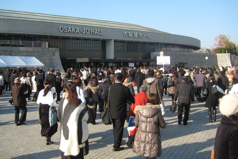 10,000 member choir arriving at Osaka-Jo Hall